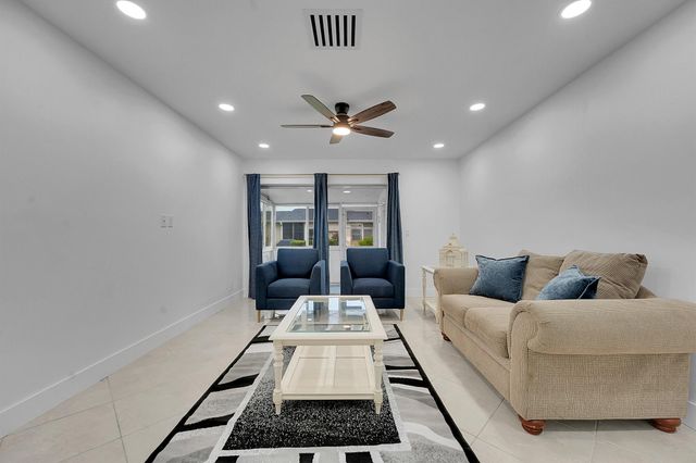 5043 Cresthaven Boulevard F, West Palm Beach, FL 33415