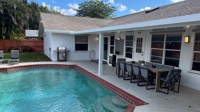 1860 Primrose Lane, Wellington, FL 33414