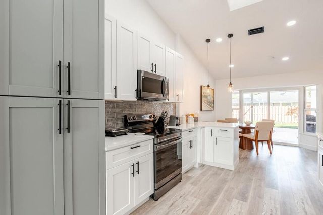 1860 Primrose Lane, Wellington, FL 33414