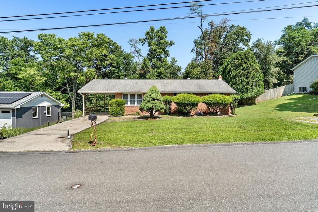 222 OAK KNOLL RD, New Cumberland, PA 17070