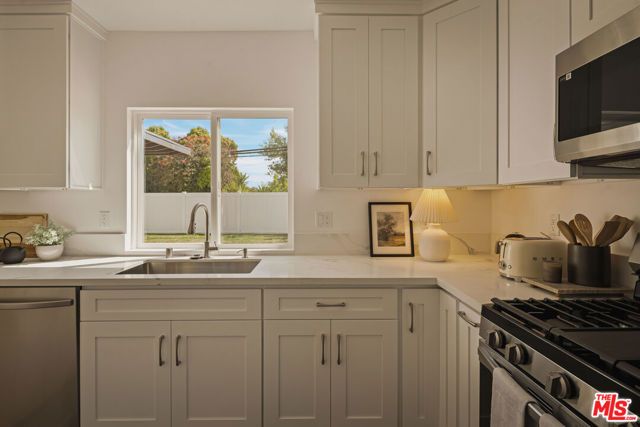 130 E Gainsborough Road, Thousand Oaks, CA 91360
