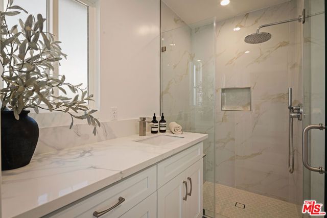 130 E Gainsborough Road, Thousand Oaks, CA 91360