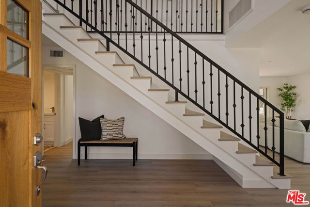 130 E Gainsborough Road, Thousand Oaks, CA 91360