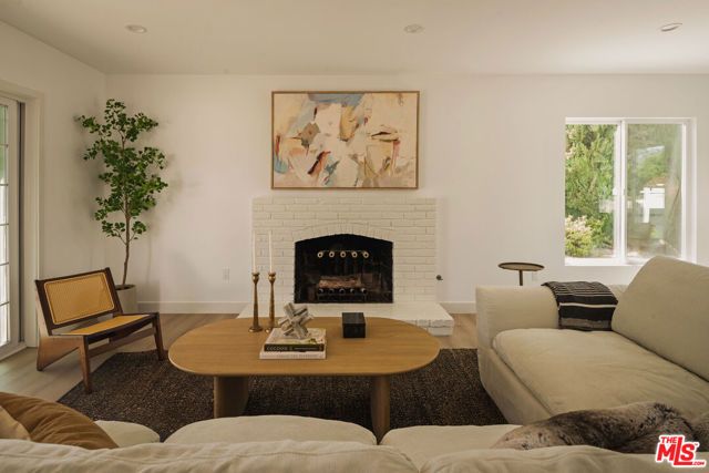 130 E Gainsborough Road, Thousand Oaks, CA 91360