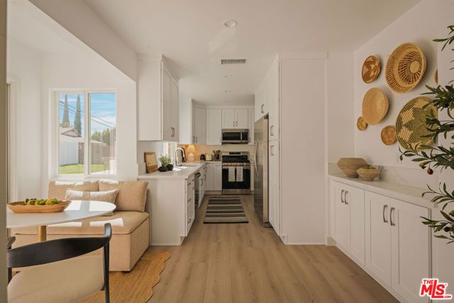 130 E Gainsborough Road, Thousand Oaks, CA 91360
