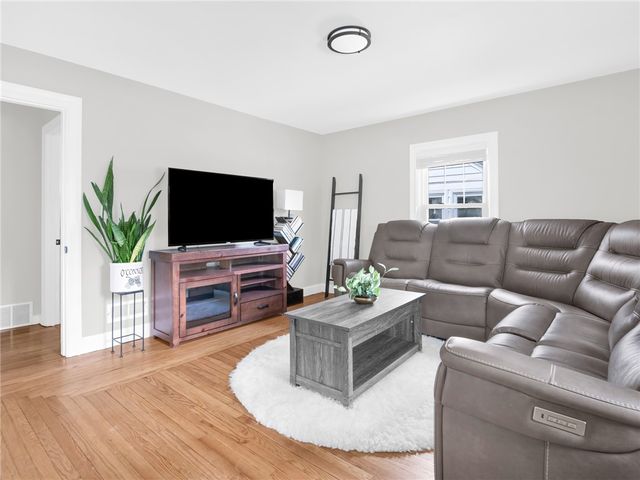 17 Boulevard Avenue, Lincoln, RI 02865