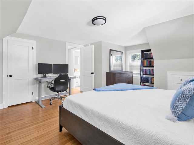 17 Boulevard Avenue, Lincoln, RI 02865