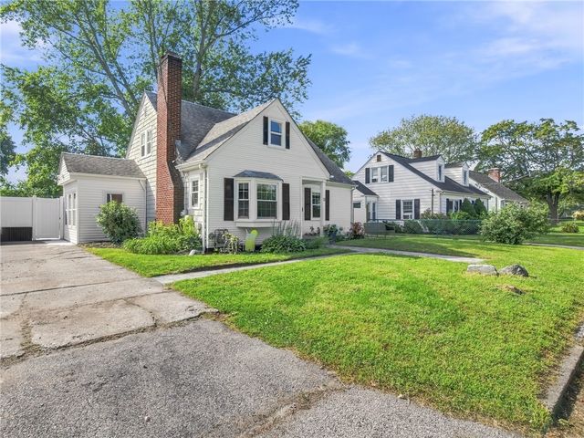17 Boulevard Avenue, Lincoln, RI 02865