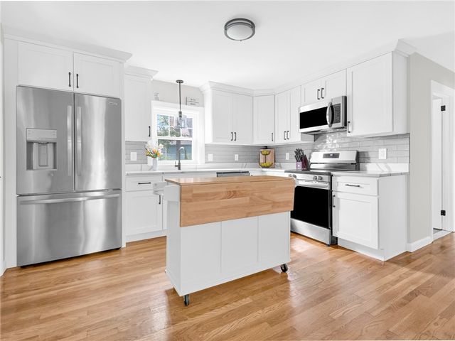 17 Boulevard Avenue, Lincoln, RI 02865