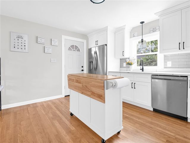 17 Boulevard Avenue, Lincoln, RI 02865
