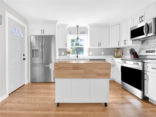 17 Boulevard Avenue, Lincoln, RI 02865