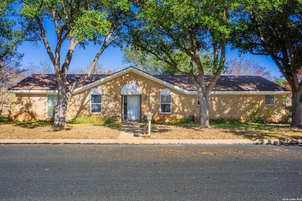 106 Seamoor, Fredericksburg, TX 78624