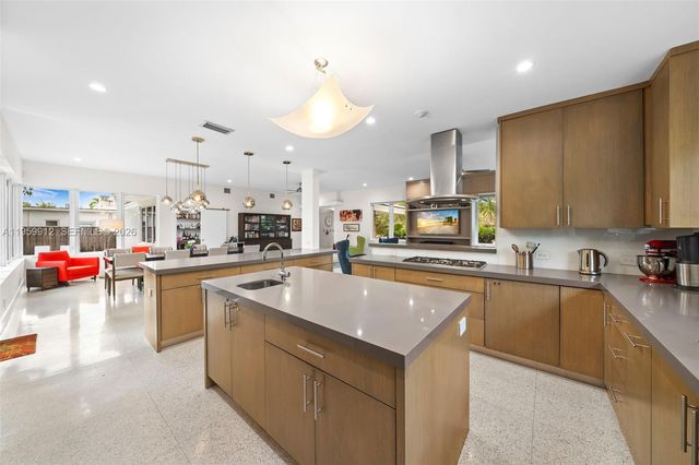 4595 N Jefferson Ave, Miami Beach, FL 33140