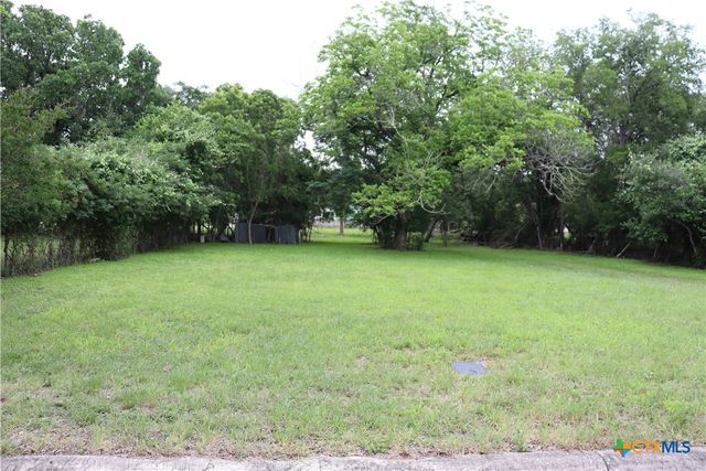 1006 Johnson Street, Lockhart, TX 78644