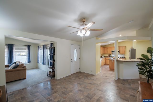 698 Royalty Cir NE, Salem, OR 97301