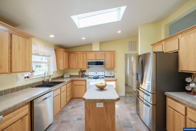 698 Royalty Cir NE, Salem, OR 97301