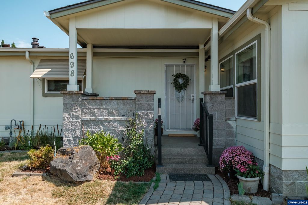 698 Royalty Cir NE, Salem, OR 97301