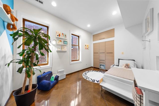 2334 W Medill Avenue, Chicago, IL 60647