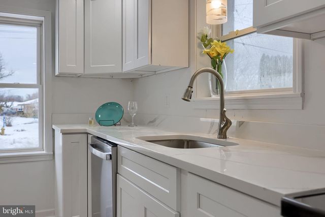 2850 MAYFIELD DR, Dover, PA 17315