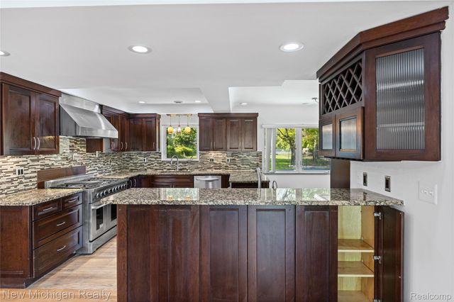 8359 Chicago Road, Warren, MI 48093