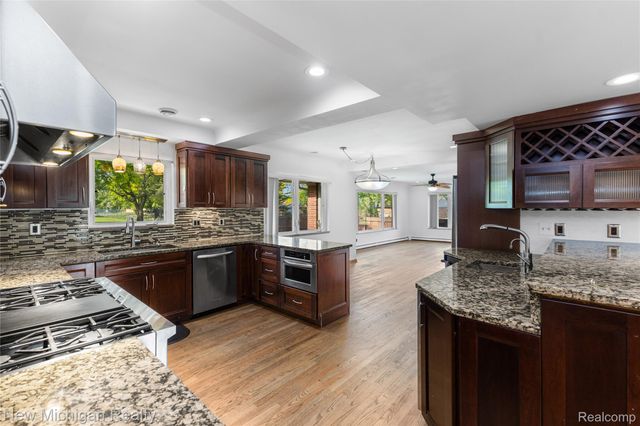 8359 Chicago Road, Warren, MI 48093