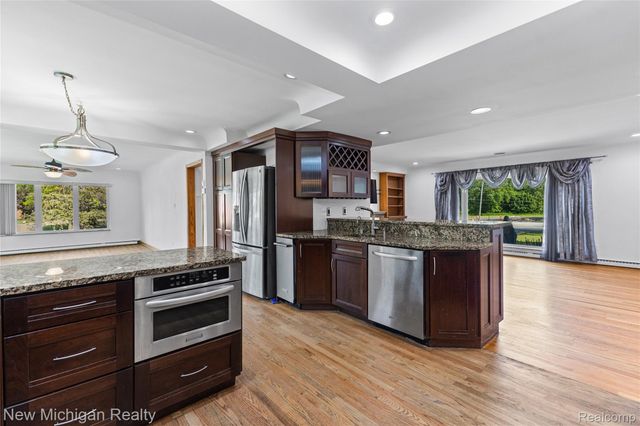 8359 Chicago Road, Warren, MI 48093