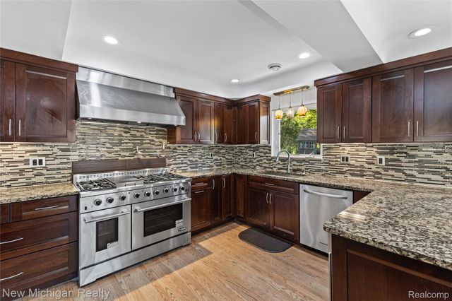 8359 Chicago Road, Warren, MI 48093