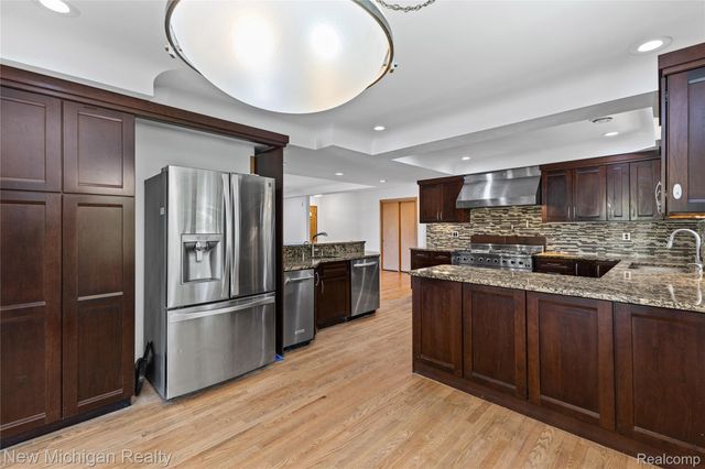 8359 Chicago Road, Warren, MI 48093