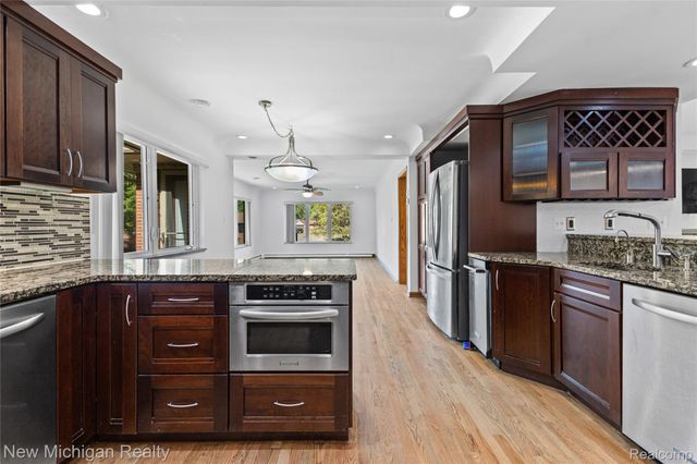 8359 Chicago Road, Warren, MI 48093