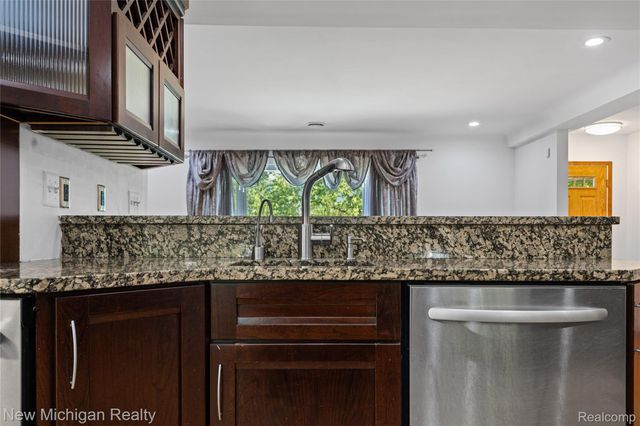 8359 Chicago Road, Warren, MI 48093