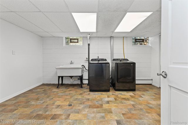 8359 Chicago Road, Warren, MI 48093