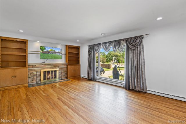 8359 Chicago Road, Warren, MI 48093