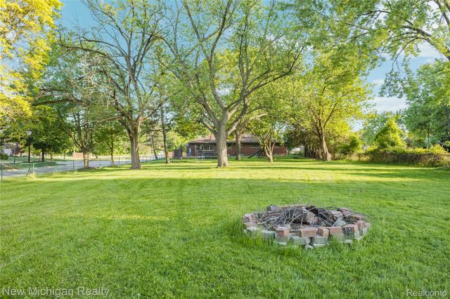 8359 Chicago Road, Warren, MI 48093