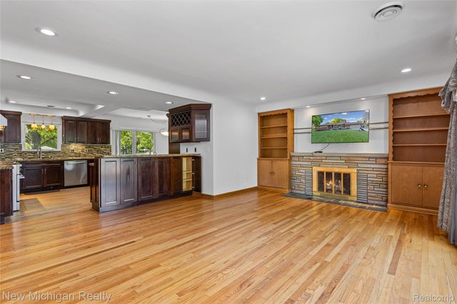 8359 Chicago Road, Warren, MI 48093