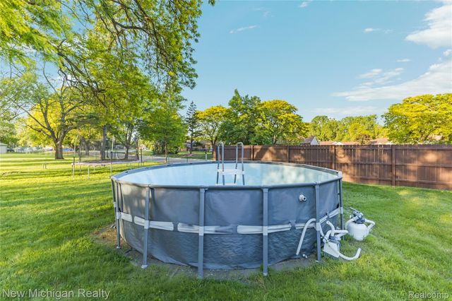 8359 Chicago Road, Warren, MI 48093