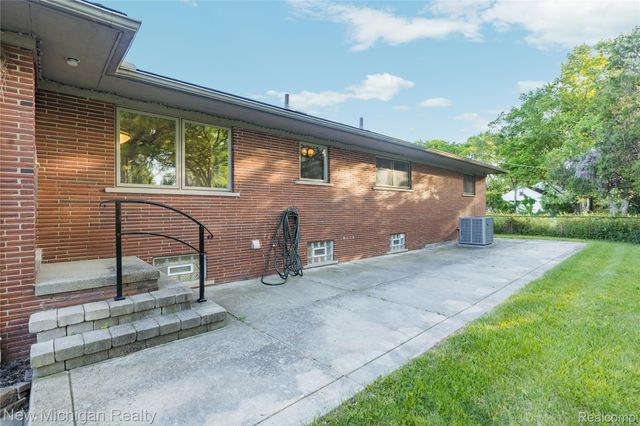 8359 Chicago Road, Warren, MI 48093