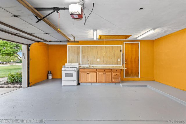 8359 Chicago Road, Warren, MI 48093