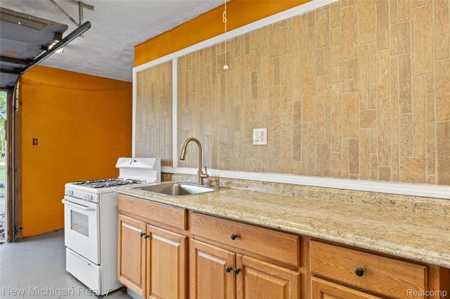 8359 Chicago Road, Warren, MI 48093