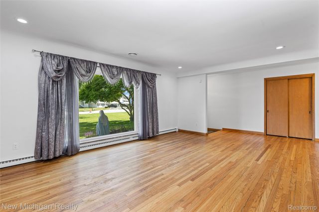 8359 Chicago Road, Warren, MI 48093