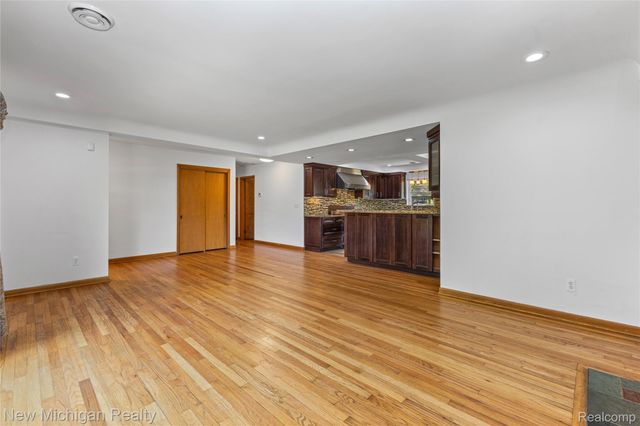 8359 Chicago Road, Warren, MI 48093
