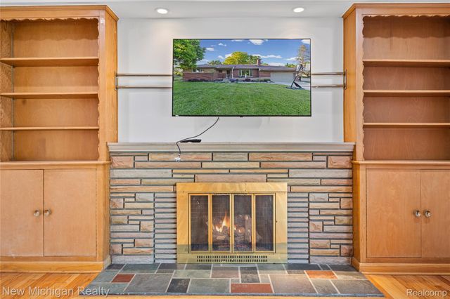 8359 Chicago Road, Warren, MI 48093