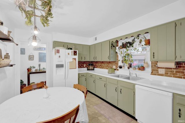 845 Park Plaza Drive, Evansville, IN 47715