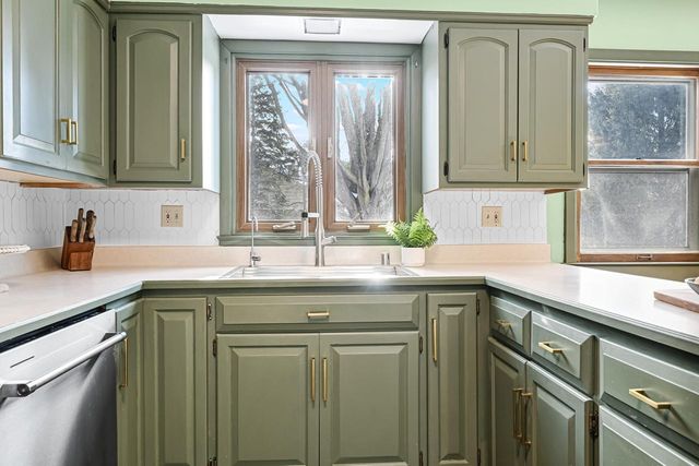 2853 N Colonial DRIVE, Milwaukee, WI 53222