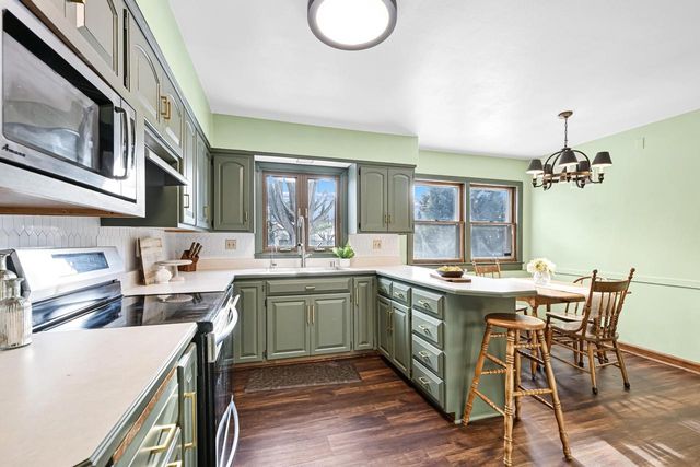 2853 N Colonial DRIVE, Milwaukee, WI 53222