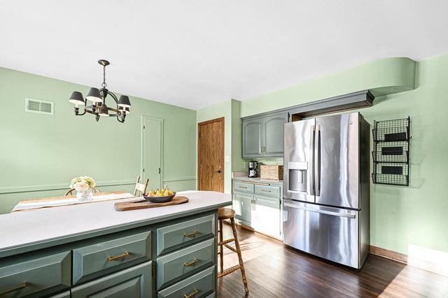 2853 N Colonial DRIVE, Milwaukee, WI 53222