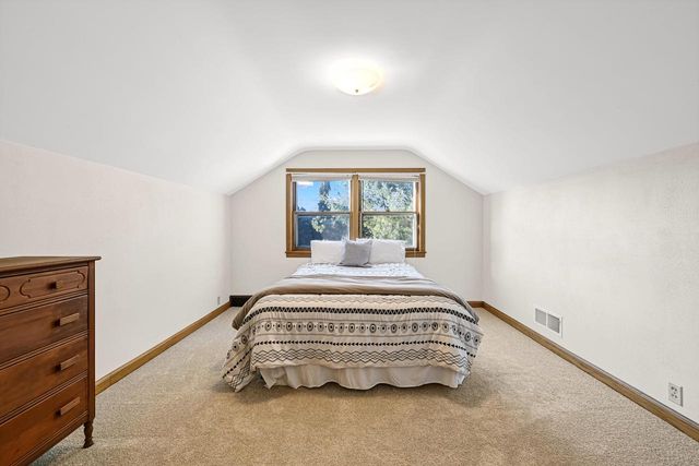 2853 N Colonial DRIVE, Milwaukee, WI 53222