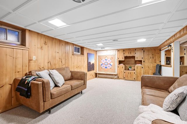 2853 N Colonial DRIVE, Milwaukee, WI 53222