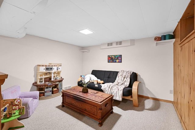 2853 N Colonial DRIVE, Milwaukee, WI 53222