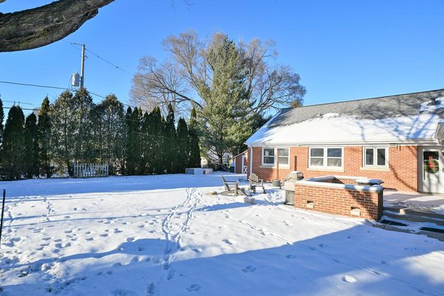 2853 N Colonial DRIVE, Milwaukee, WI 53222