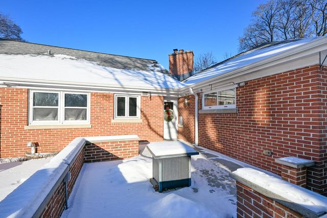 2853 N Colonial DRIVE, Milwaukee, WI 53222